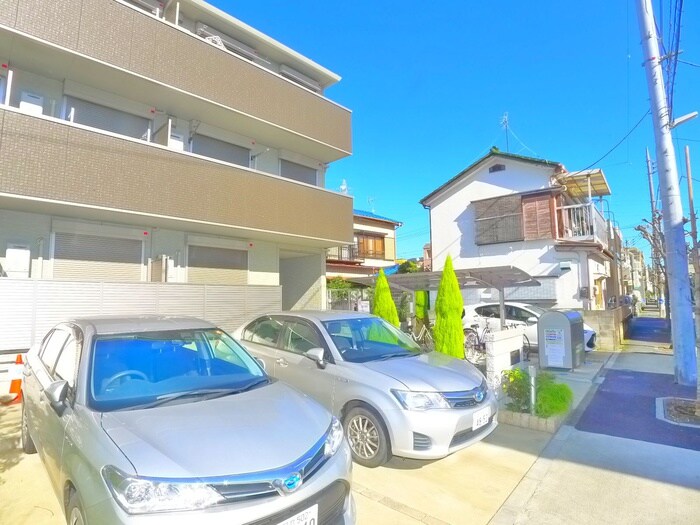 物件外観写真4　(駐車場)