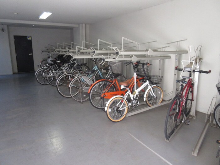 物件外観写真4　(駐輪場)