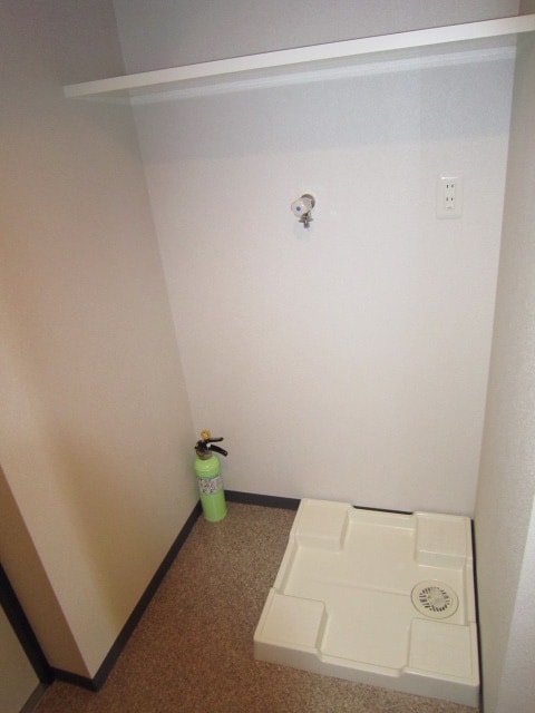 物件内観写真16　(洗濯機置場)