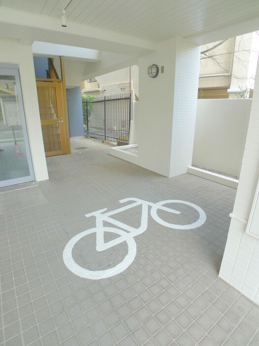 物件外観写真4　(駐輪場)