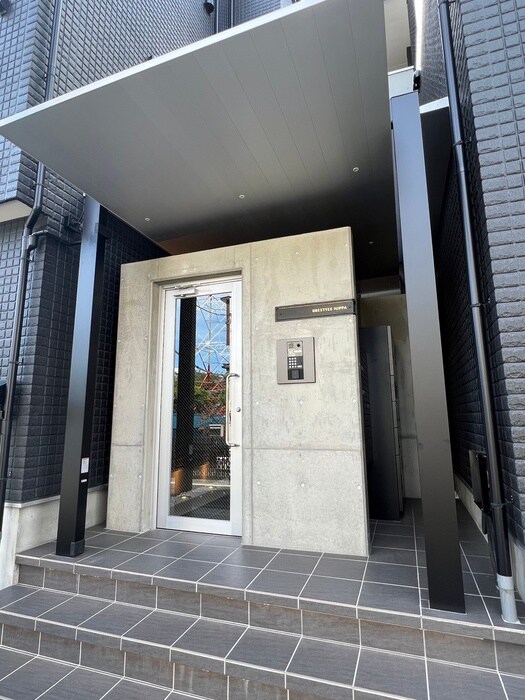 物件外観写真4　(エントランス部分)