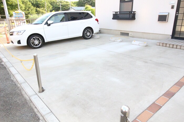 物件外観写真4　(駐車場)