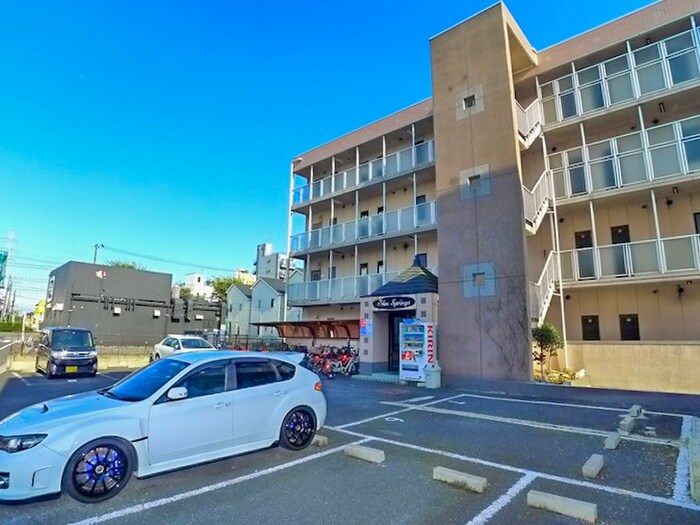 物件外観写真3　(駐車場)