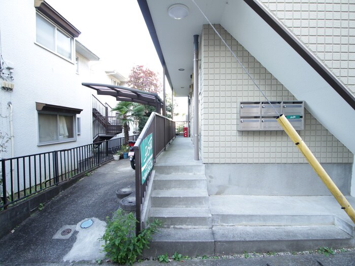 物件外観写真2　(エントランス部分)