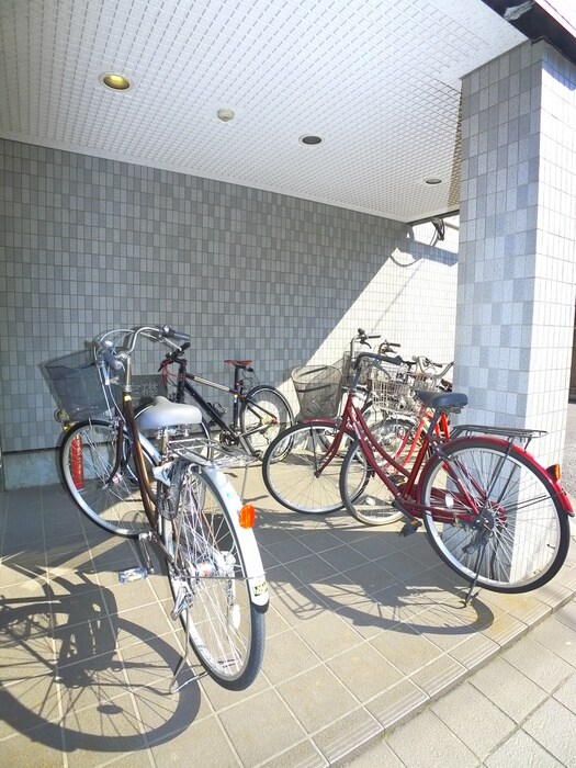 物件外観写真4　(駐輪場)