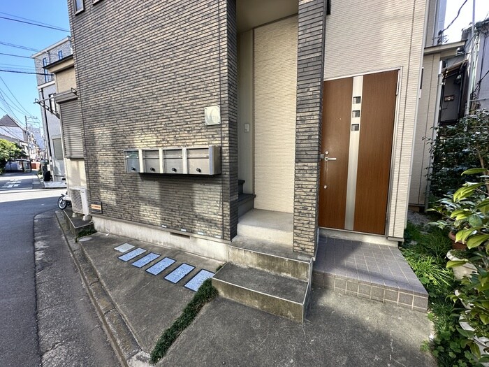 物件外観写真2　(エントランス部分)