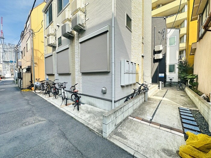 物件外観写真2　(エントランス部分)