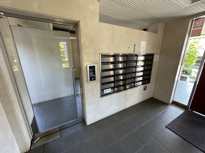 物件外観写真4　(エントランス部分)