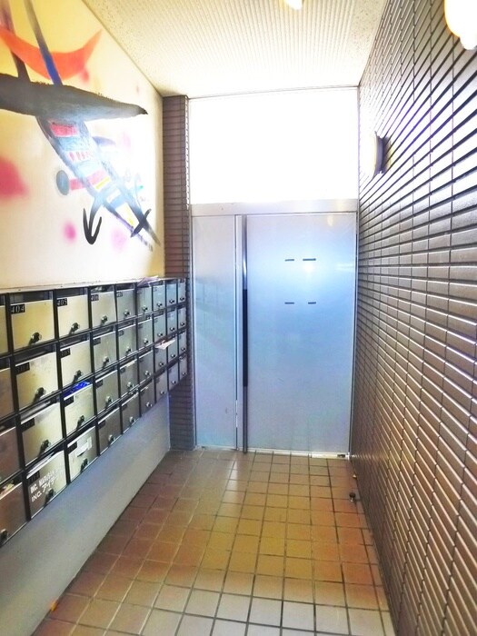 物件外観写真6　(エントランス部分)