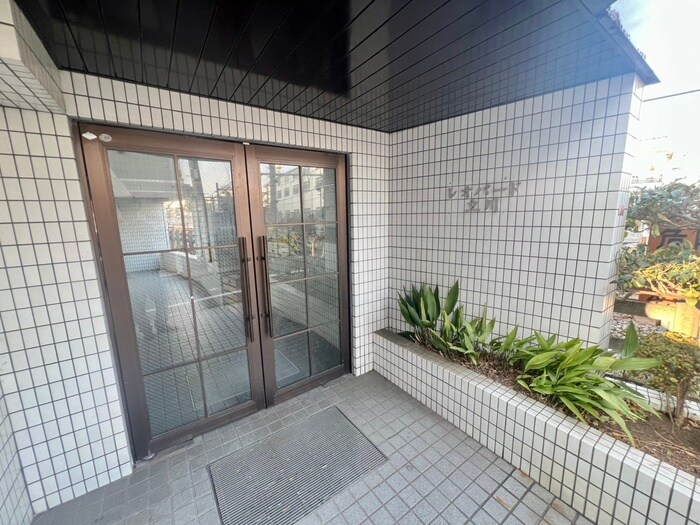 物件外観写真6　(エントランス部分)