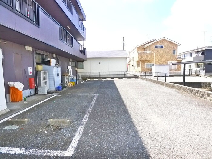 物件外観写真5　(駐車場)
