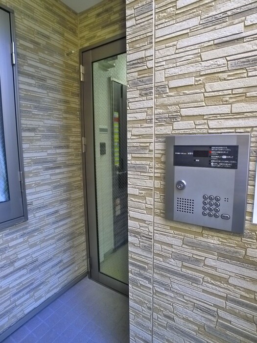 物件外観写真3　(エントランス部分)