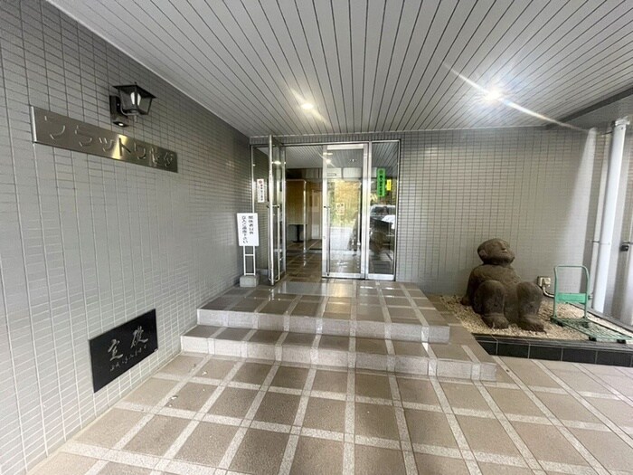 物件外観写真6　(エントランス部分)