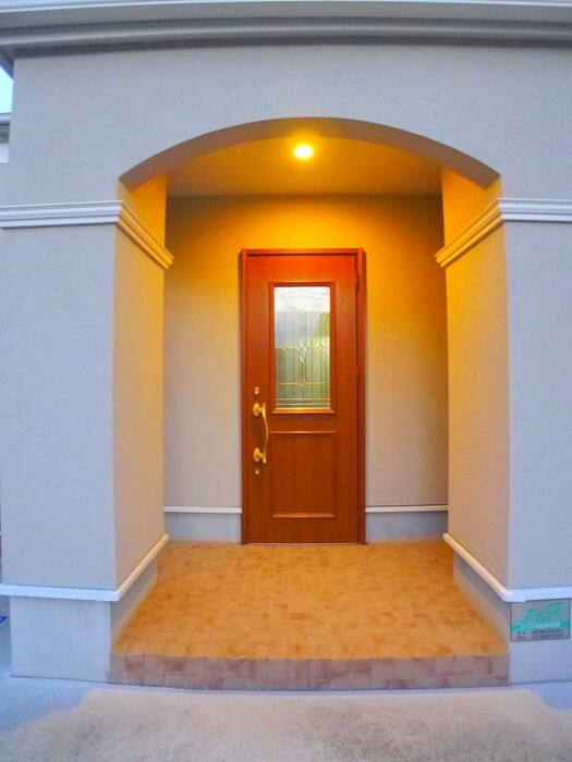 物件外観写真2　(エントランス部分)