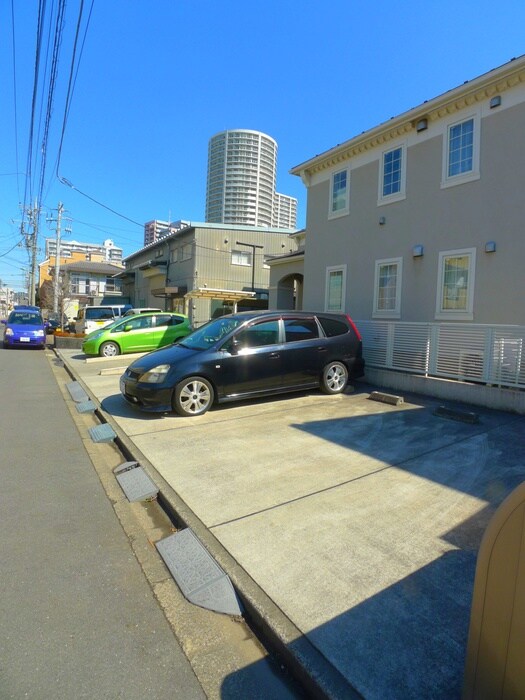 物件外観写真3　(駐車場)