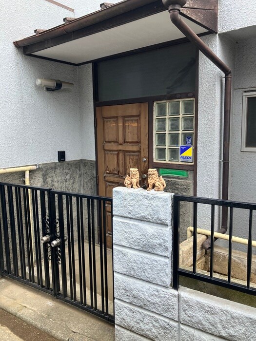 物件外観写真2　(エントランス部分)