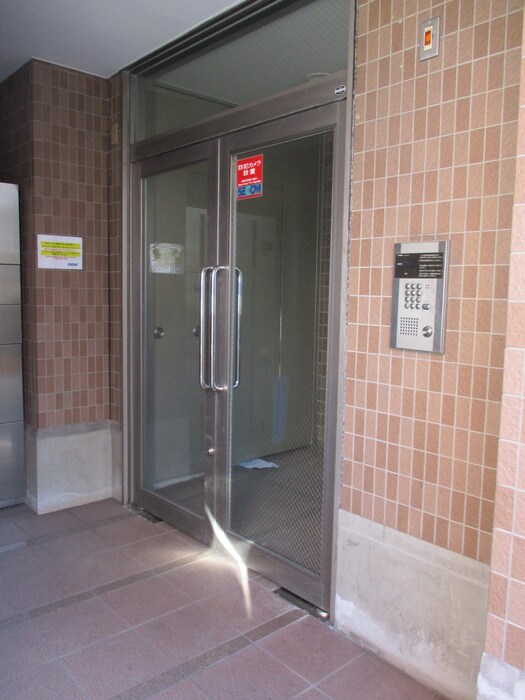 物件外観写真2　(エントランス部分)