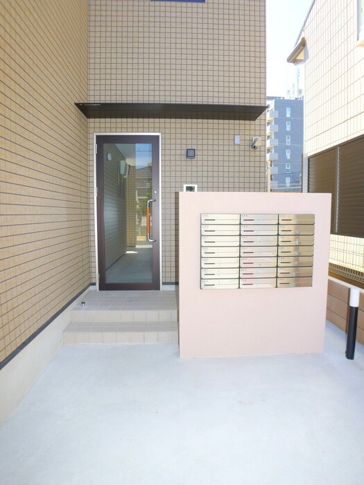 物件外観写真2　(エントランス部分)