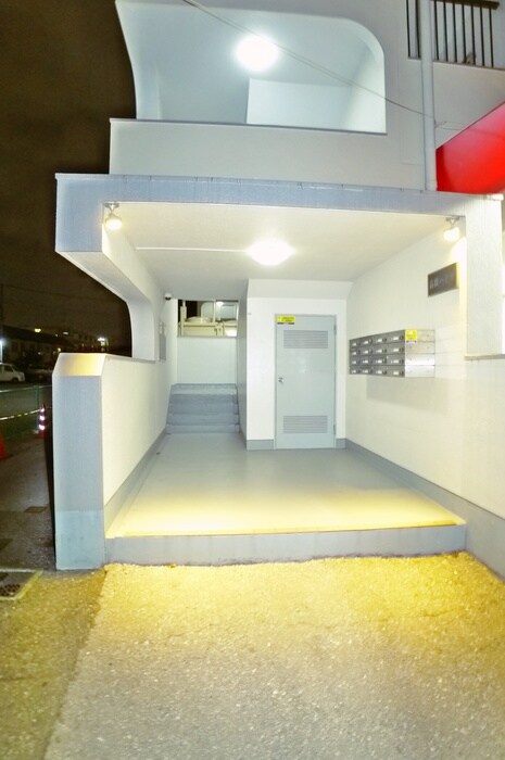 物件外観写真2　(エントランス部分)