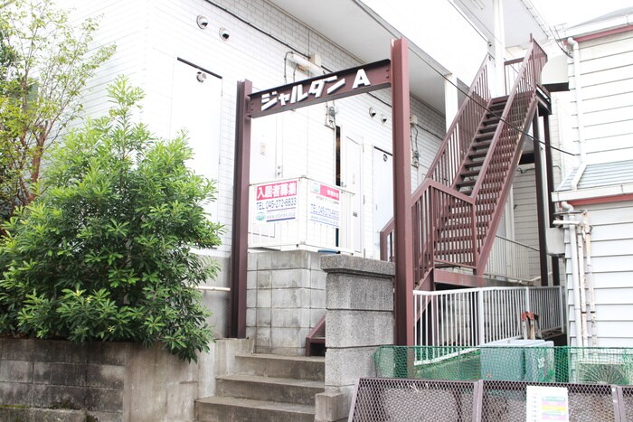 物件外観写真2　(エントランス部分)