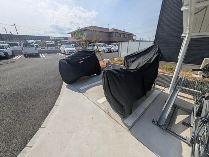 物件外観写真4　(バイク置き場)