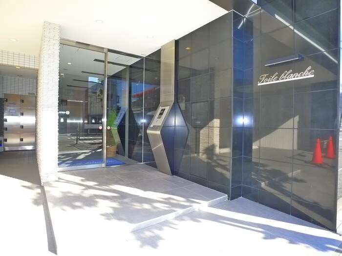 物件外観写真2　(エントランス部分)