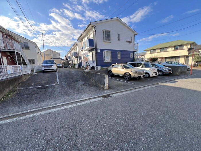 物件外観写真3　(駐車場)