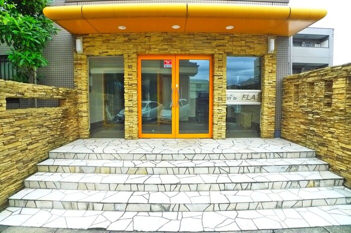 物件外観写真2　(エントランス部分)