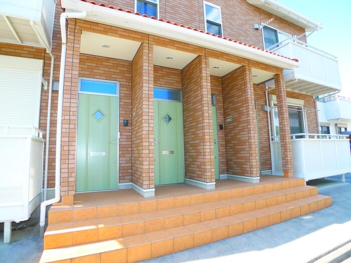 物件外観写真2　(エントランス部分)