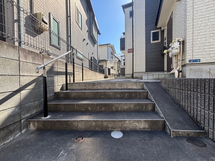 物件外観写真4　(エントランス部分)