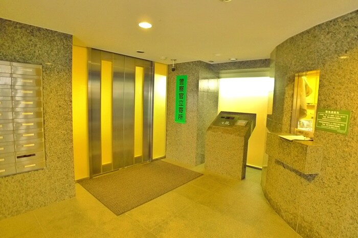 物件外観写真3　(エントランス部分)