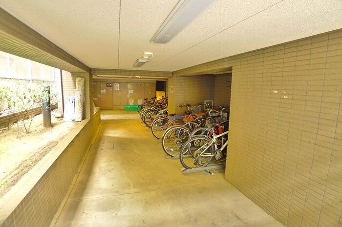 物件外観写真4　(駐輪場)