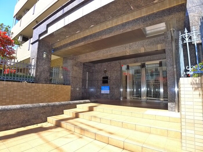 物件外観写真3　(エントランス部分)