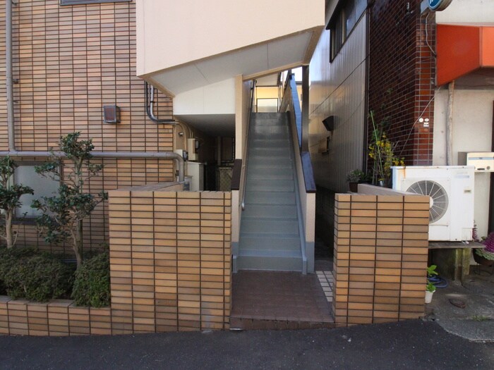 物件外観写真4　(エントランス部分)