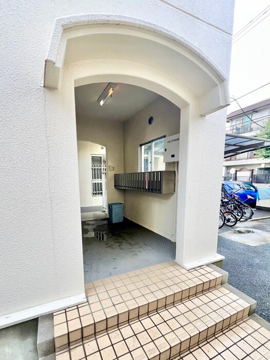 物件外観写真4　(エントランス部分)