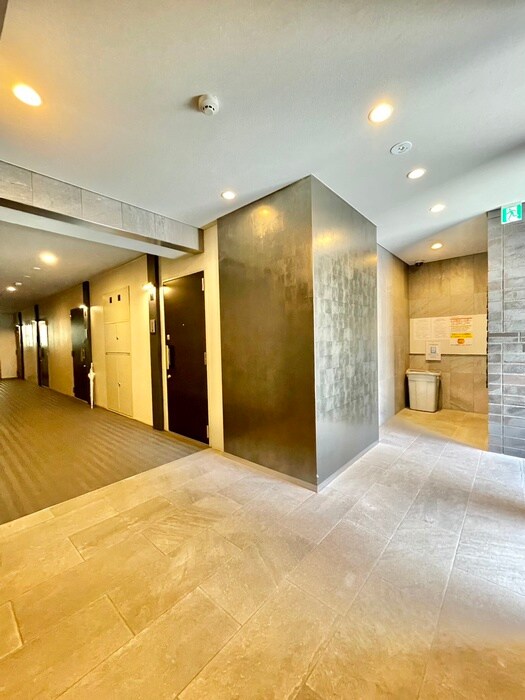 物件外観写真2　(エントランス部分)