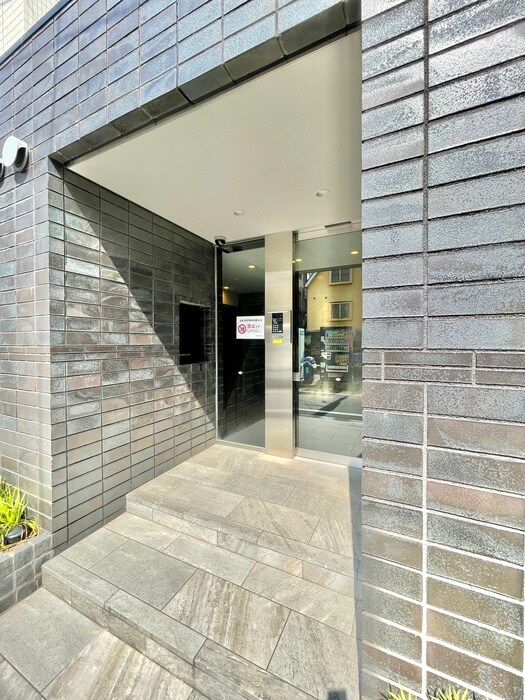 物件外観写真3　(エントランス部分)