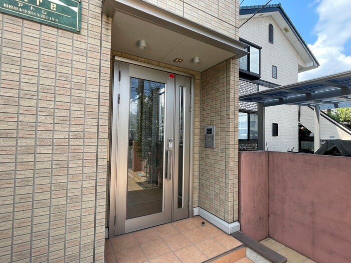 物件外観写真4　(エントランス部分)