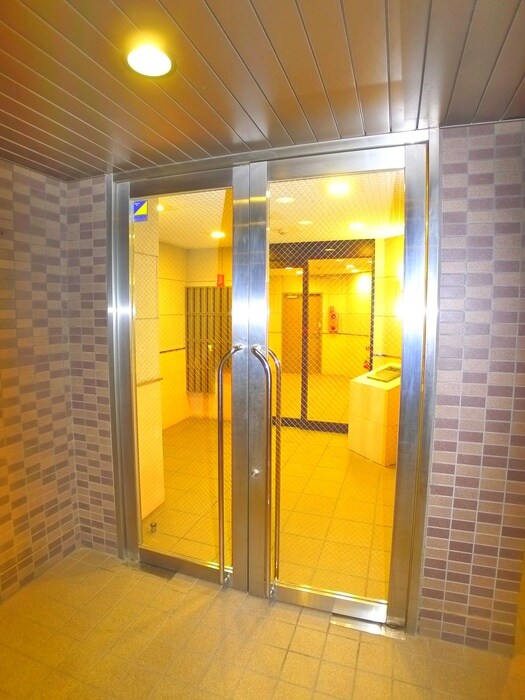 物件外観写真2　(エントランス部分)