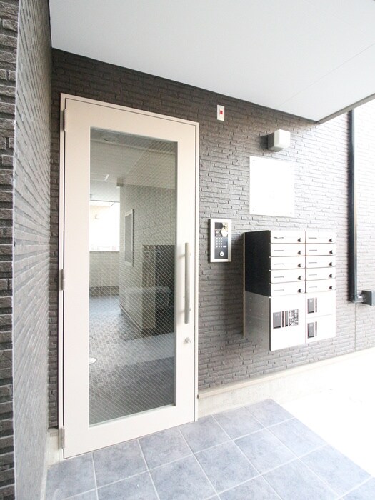 物件外観写真3　(エントランス部分)