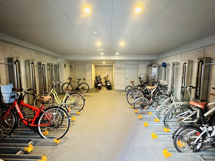 物件外観写真4　(駐輪場)