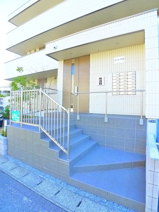 物件外観写真6　(エントランス部分)