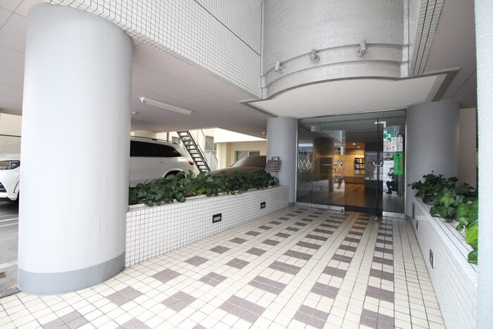 物件外観写真2　(エントランス部分)