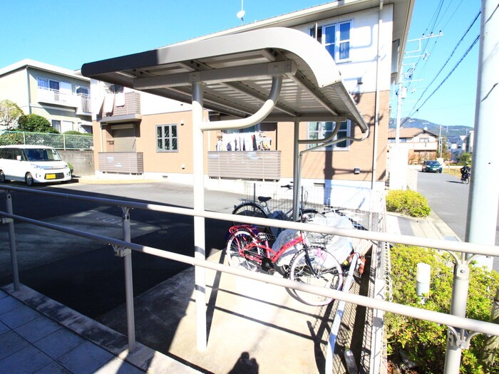 物件外観写真4　(駐輪場)