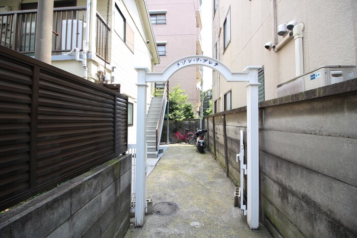 物件外観写真2　(エントランス部分)