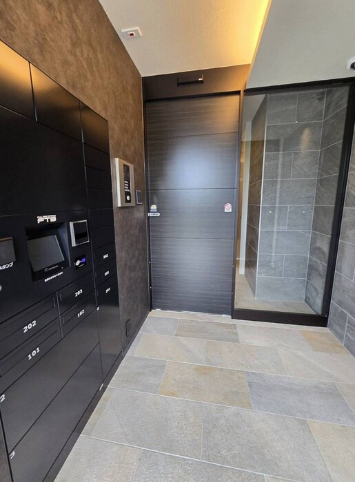 物件外観写真6　(エントランス部分)