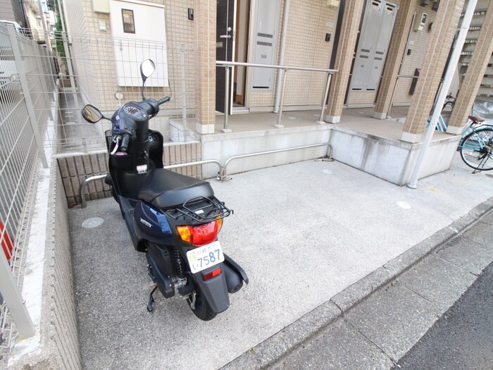 物件外観写真6　(バイク置き場)