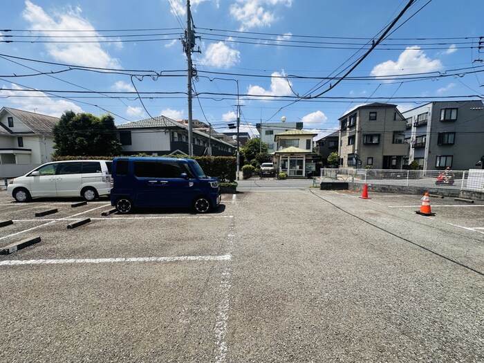 物件外観写真5　(駐車場)