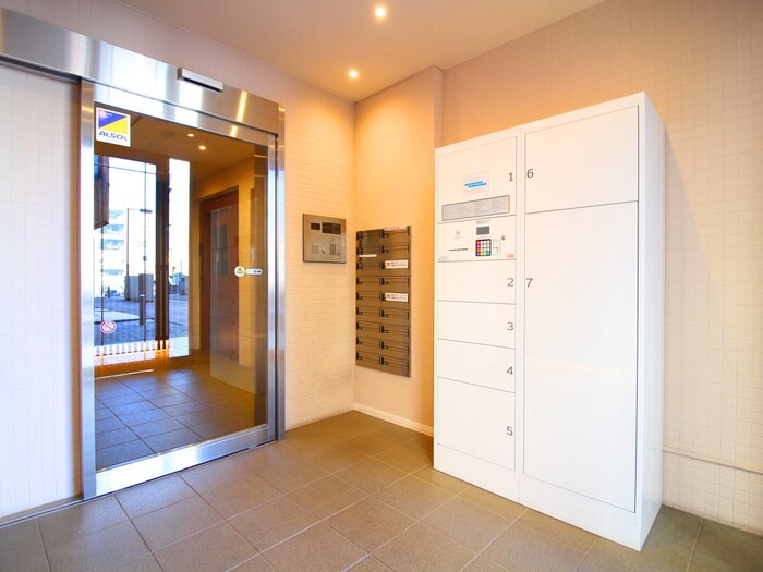 物件外観写真2　(エントランス部分)