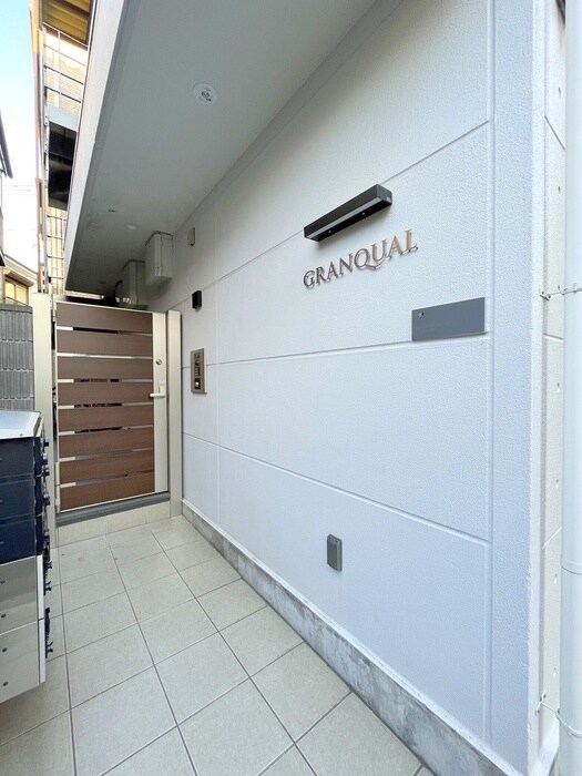 物件外観写真3　(エントランス部分)